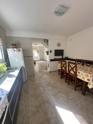 Cocina moderna totalmente equipada con heladera, microondas y todos los utensilios